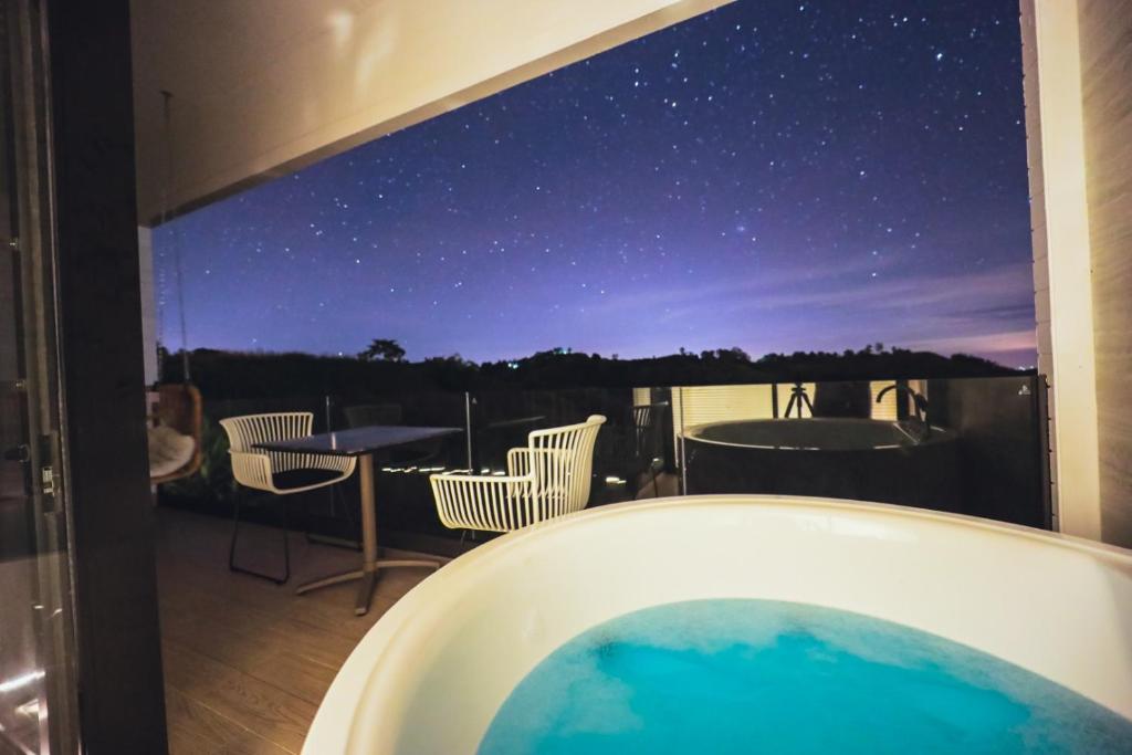 考科Kirin Sky Resort的浴缸享有夜空的景色