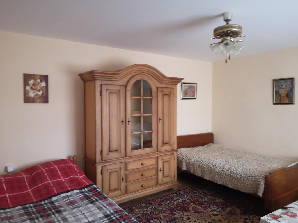 My Levka house的一间卧室设有大型木制橱柜和一张床