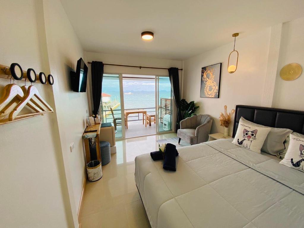 格兰岛บ้านพักการ์ฟิลด์ ซีวิว เกาะล้าน的一间卧室配有一张床,享有海景