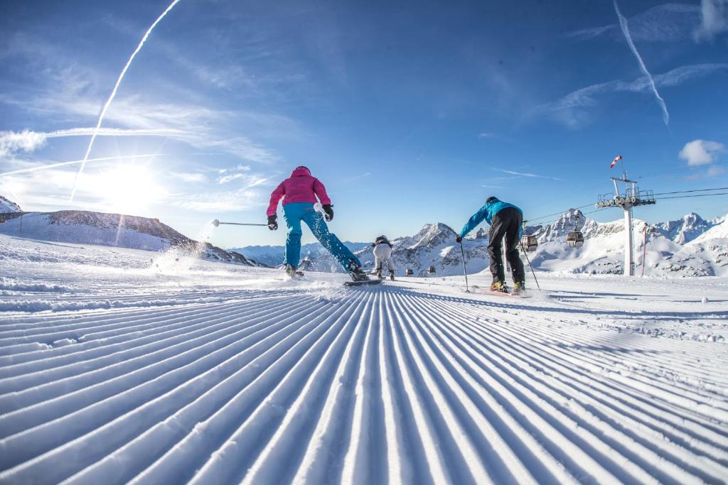 弗拉塔赫Ferienwohnung Sabine的两个人在雪覆盖的斜坡上滑雪