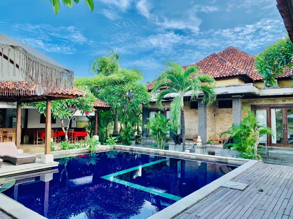 蓝梦岛彭杜克巴鲁纳花园酒店的房屋前游泳池的图像
