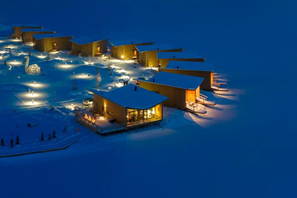 库奥皮奥Bella Lake Resort的一群在晚上下雪的建筑物