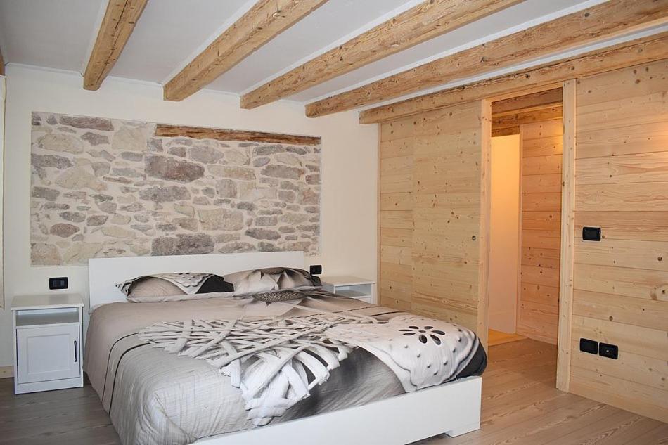 加廖Alla Valle的一间卧室设有一张床和石墙