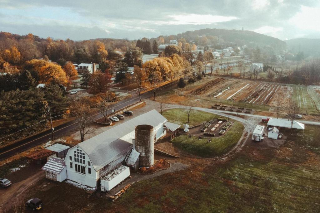 The Farm at Glenwood Mountain的享有农场空中景色,设有一座建筑