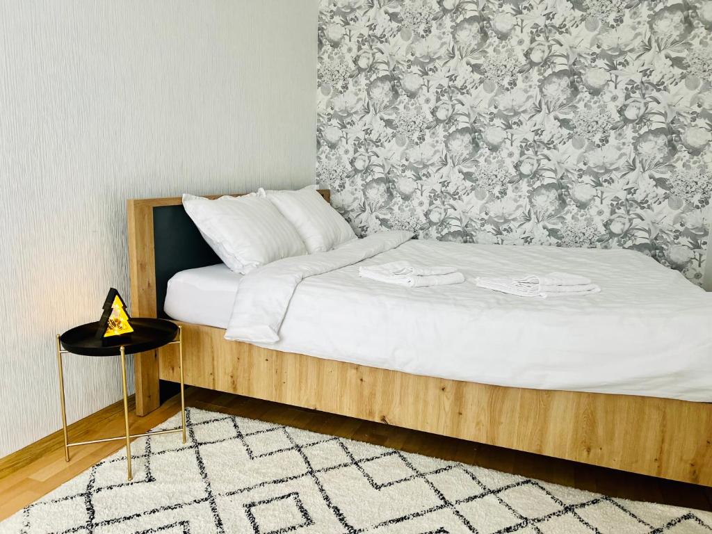 纳尔瓦CityHeart Economy Nook的一间卧室配有一张木床和墙壁