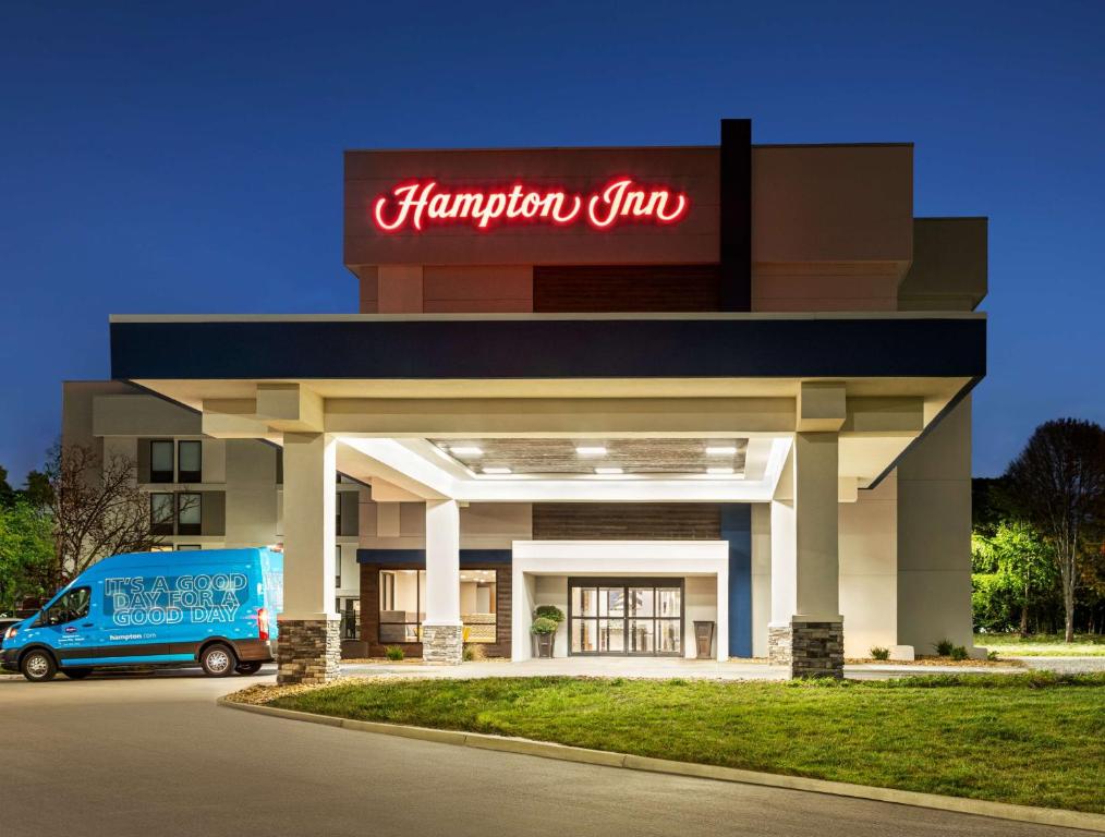 堪萨斯城堪萨斯城机场汉普顿酒店的一间汉普顿旅馆,外面停有一辆面包车