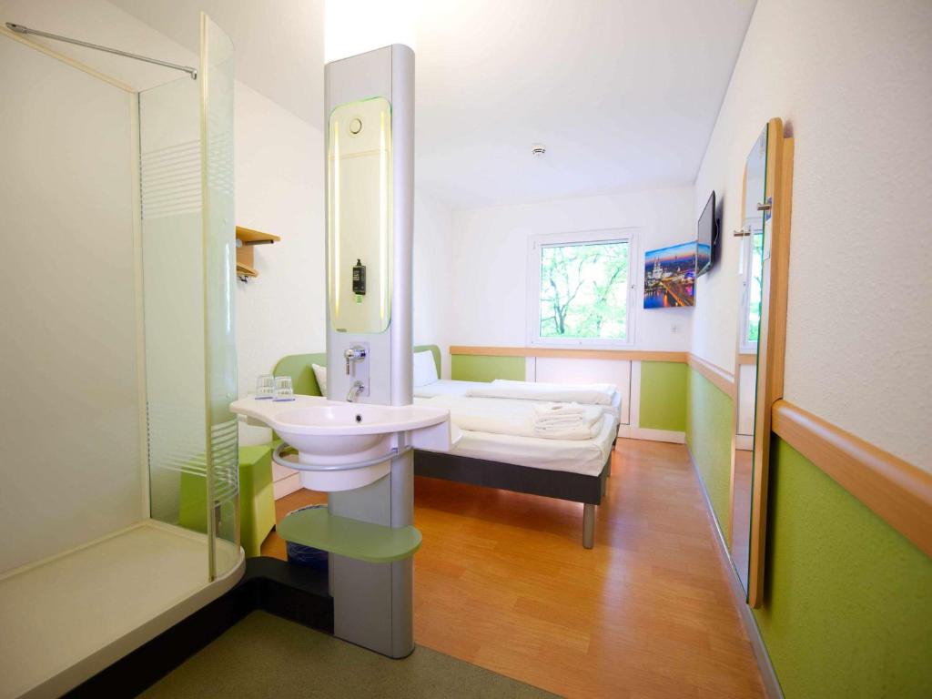 科隆科隆展览中心宜必思快捷酒店的一间带水槽和淋浴的浴室