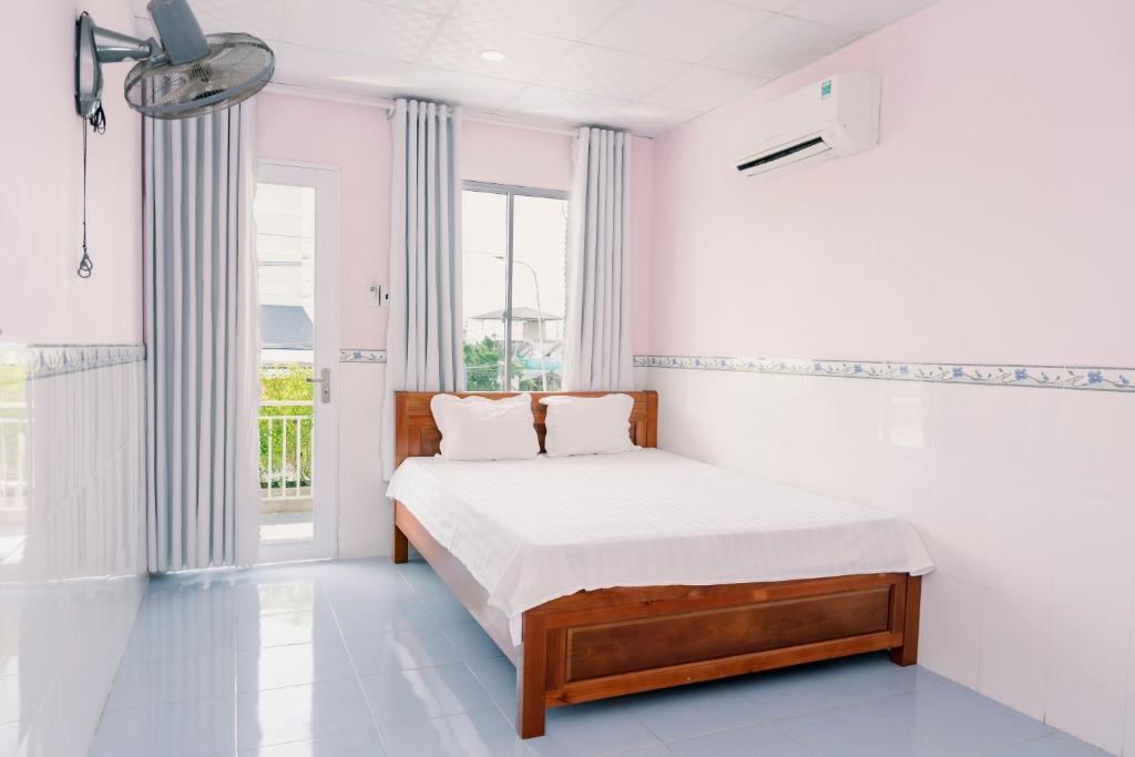 Xuyên MộcPhương Tú Hostel的白色的卧室设有床和窗户