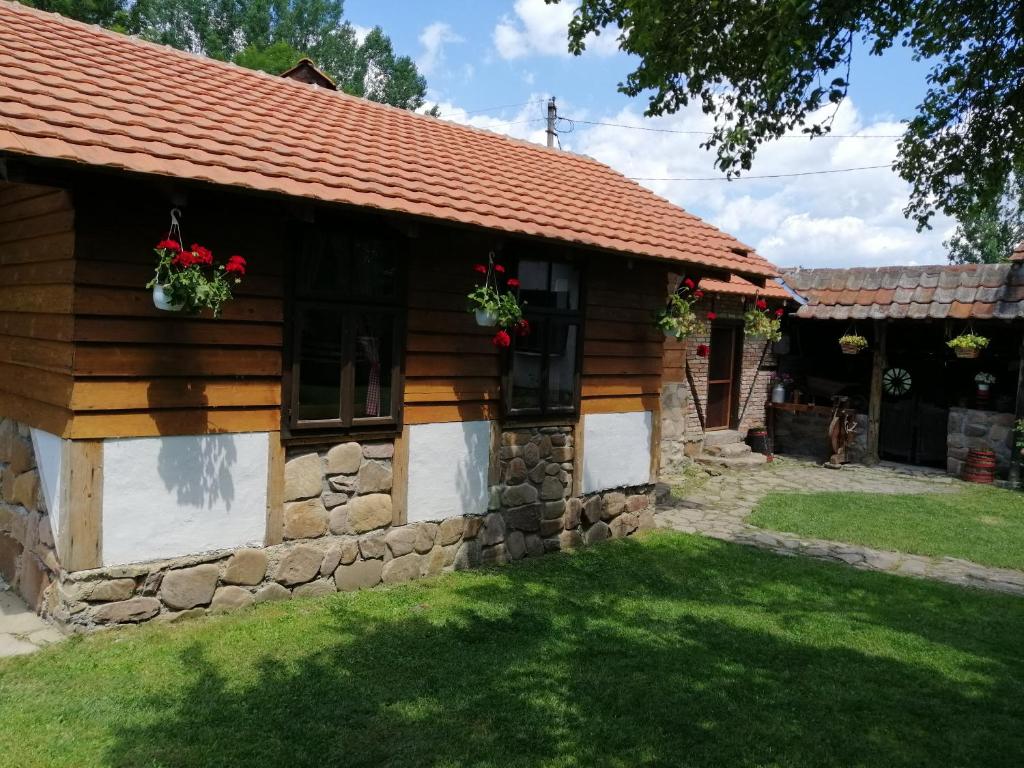 季米特洛夫格勒ETNO KOMPLEX NIKOLOV的窗户上摆放着鲜花的小木屋