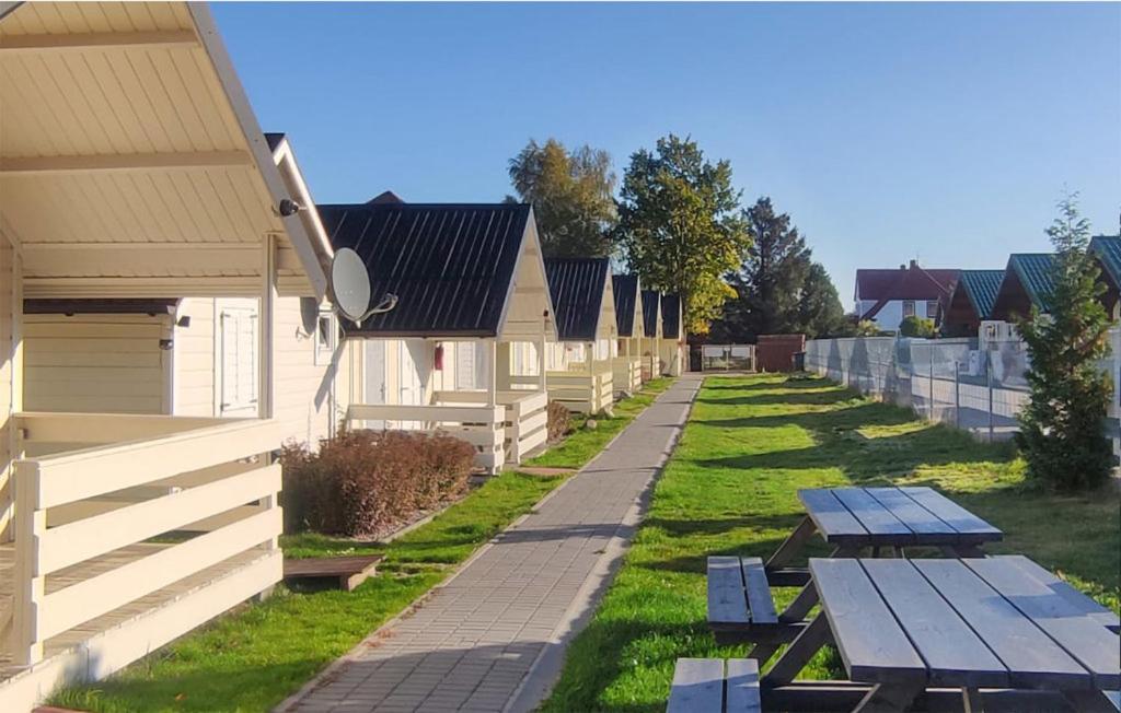 尤斯托尼莫斯基Ada.Vacations的草上一排带野餐桌的房屋