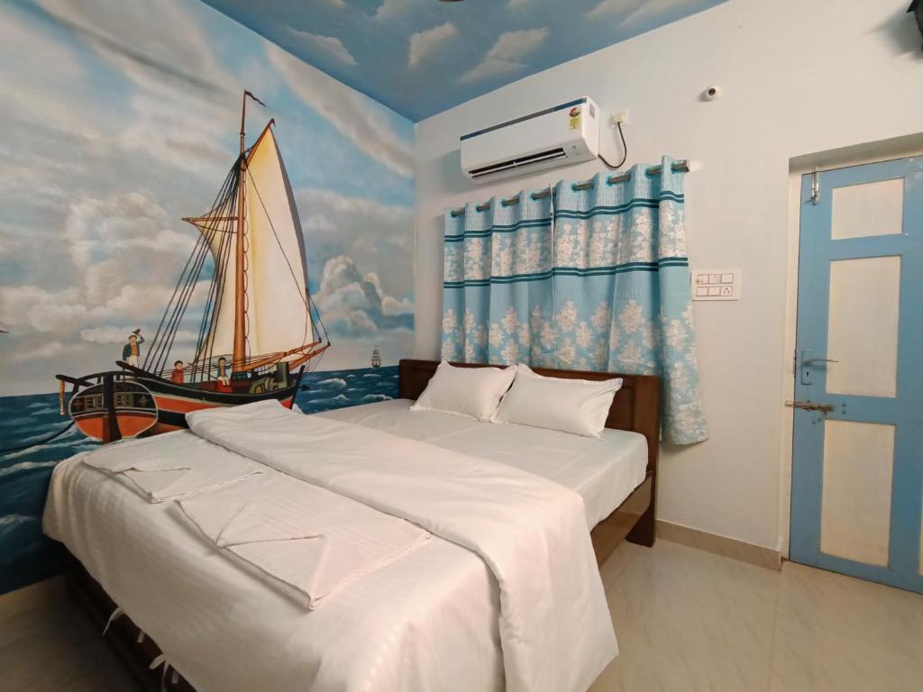 维沙卡帕特南Saghar House的一间卧室配有一张大床,墙上涂有一条船