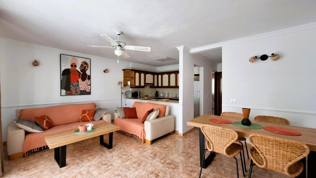 德尔锡伦西奥海岸FRANCY PLACE的客厅配有沙发和桌子