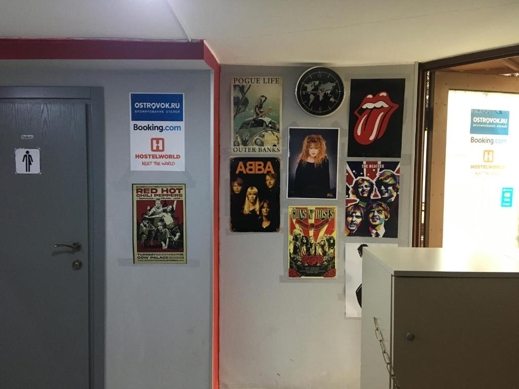第比利斯Kargi Youth Hostel的墙上贴着一串海报