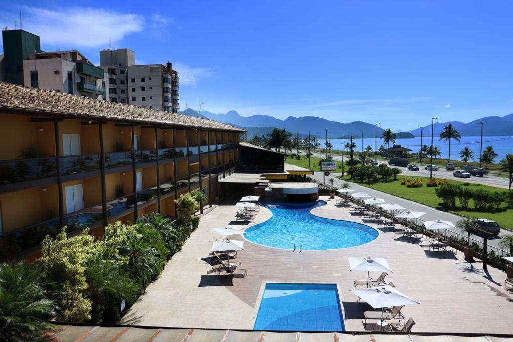 卡拉瓜塔图巴科斯塔北马萨瓜楚酒店的享有带游泳池和椅子的度假村的顶部景致