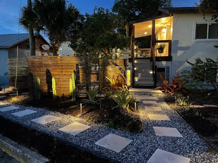 罗克雷治Shares Courtyard Luxury Apt - NEW!的花园,带走道的房子