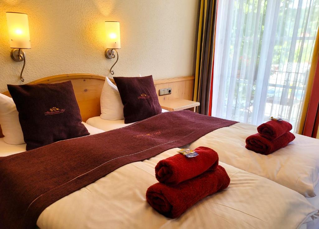 德累斯顿阿托奇维策霍夫酒店的酒店客房的床上有两条毛巾