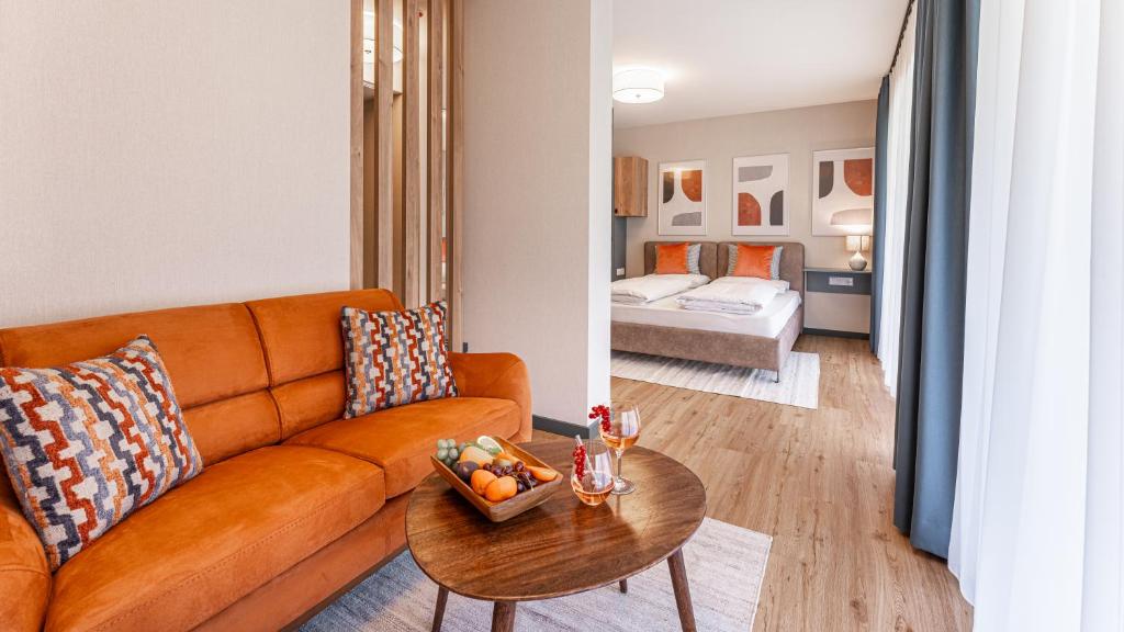 菲拉赫KULA Comfort Rooms的客厅配有沙发和桌子