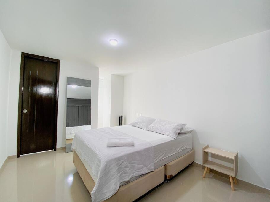 布卡拉曼加Excepcional Apartamento -WAIWA HOST的白色的卧室设有床和窗户