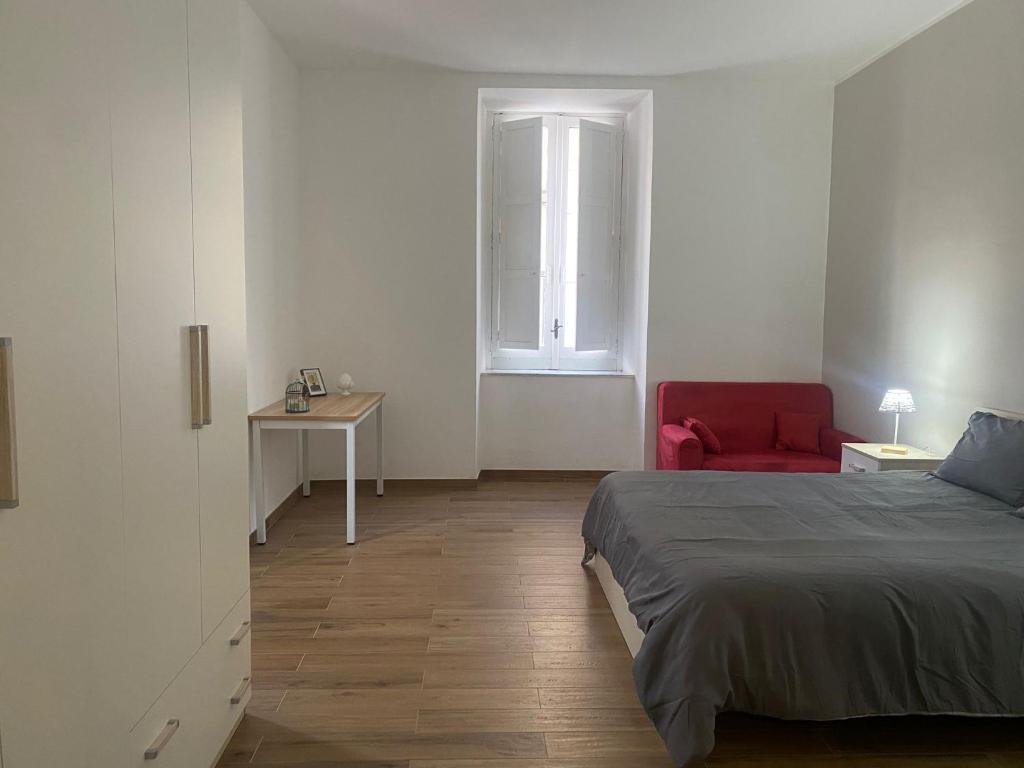 科森扎Via Rivocati 108的一间卧室配有一张床和一张红色椅子