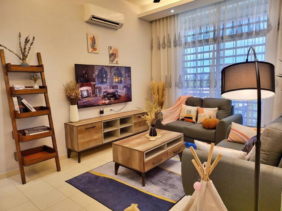 怡保Sunway Cozy Apartment near Lost World of Tambun的带沙发和电视的客厅