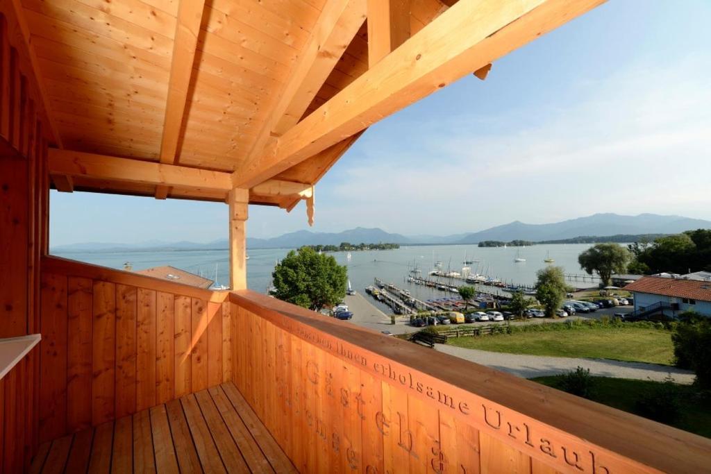 基姆湖畔格斯塔特基姆全景酒店的享有码头景致的木制阳台