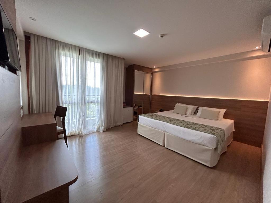 多明戈斯马丁斯Vista Azul Hotel的酒店客房设有床和窗户。