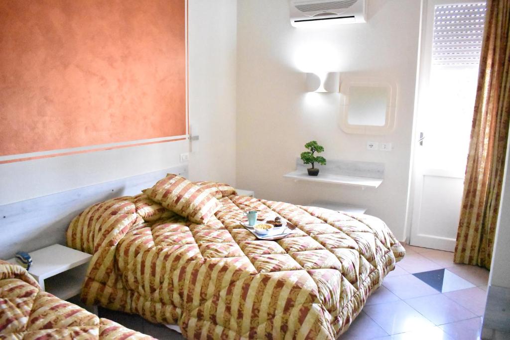 格罗塞托依尔派克酒店的一间卧室,配有两张床