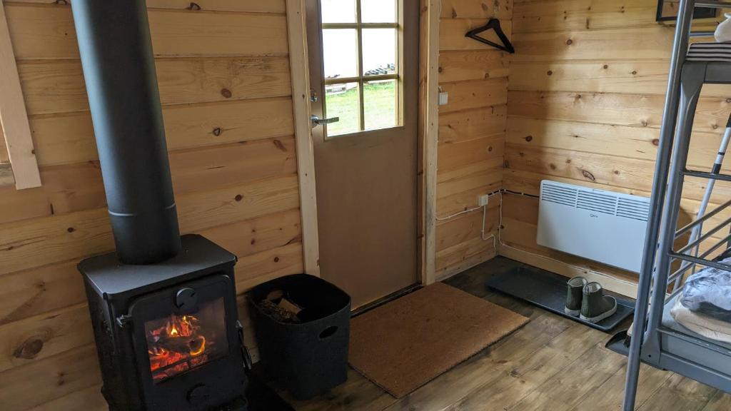 Vittangi KapellLapland Snow Moose的小木屋内提供炉灶