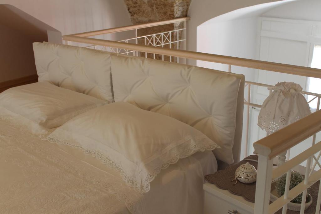 卡萨拉诺B&B Nino Moro的卧室配有白色的床头板和白色的床