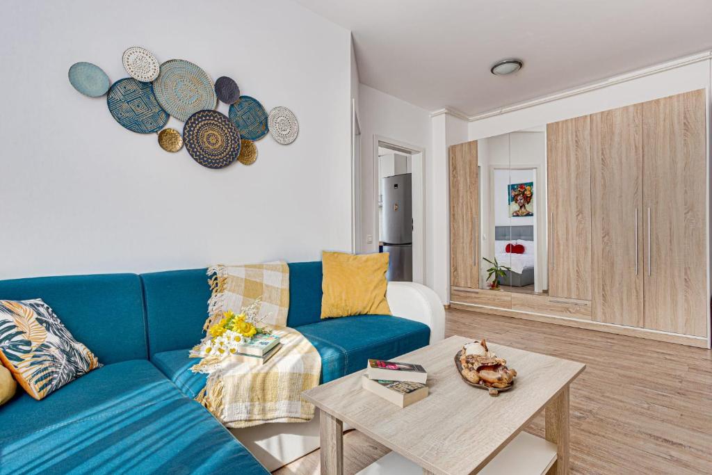 阿拉德Dodi Blue Apartament的客厅配有蓝色的沙发和桌子