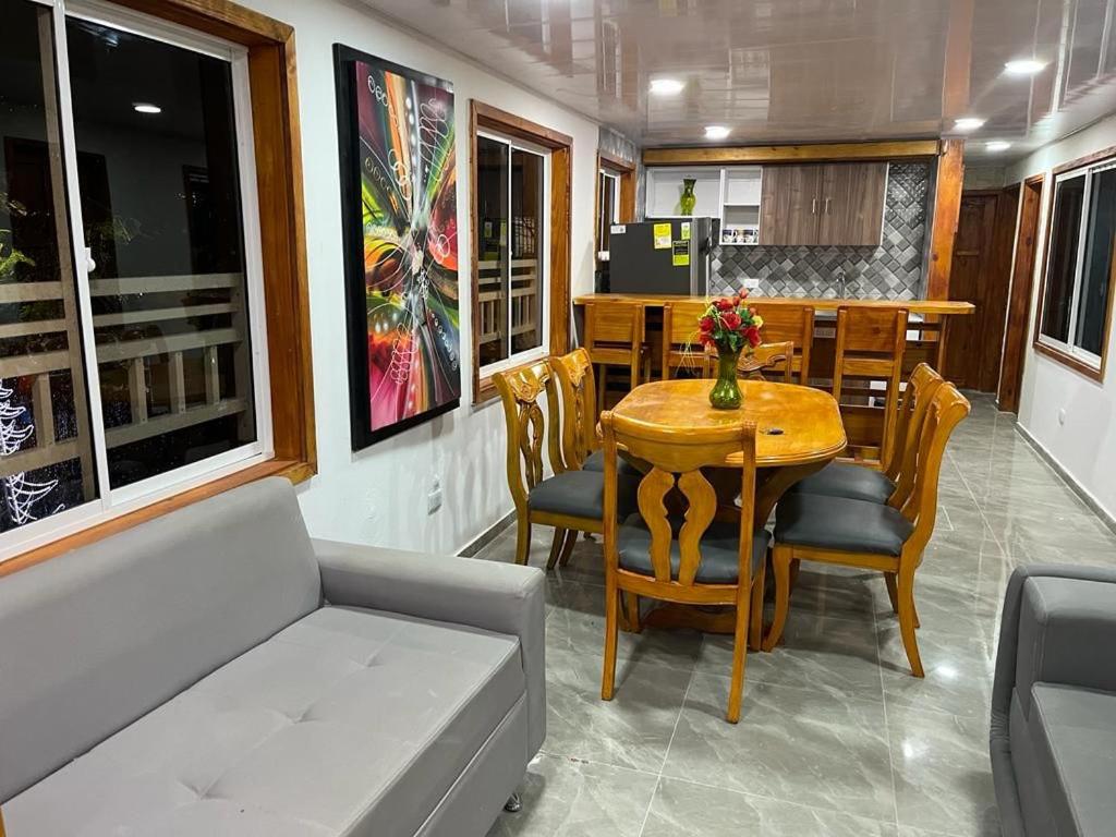 圣安德烈斯Casas Manatwar`s的客厅配有桌子和沙发