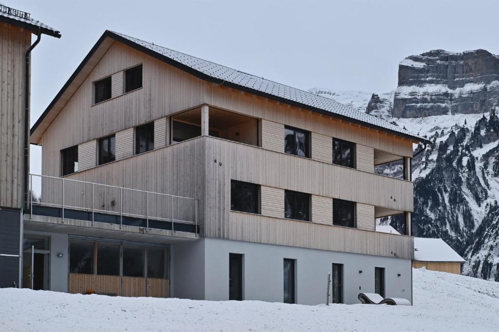 梅劳Panoramahof Bergglück的一座白雪覆盖的山顶上的建筑