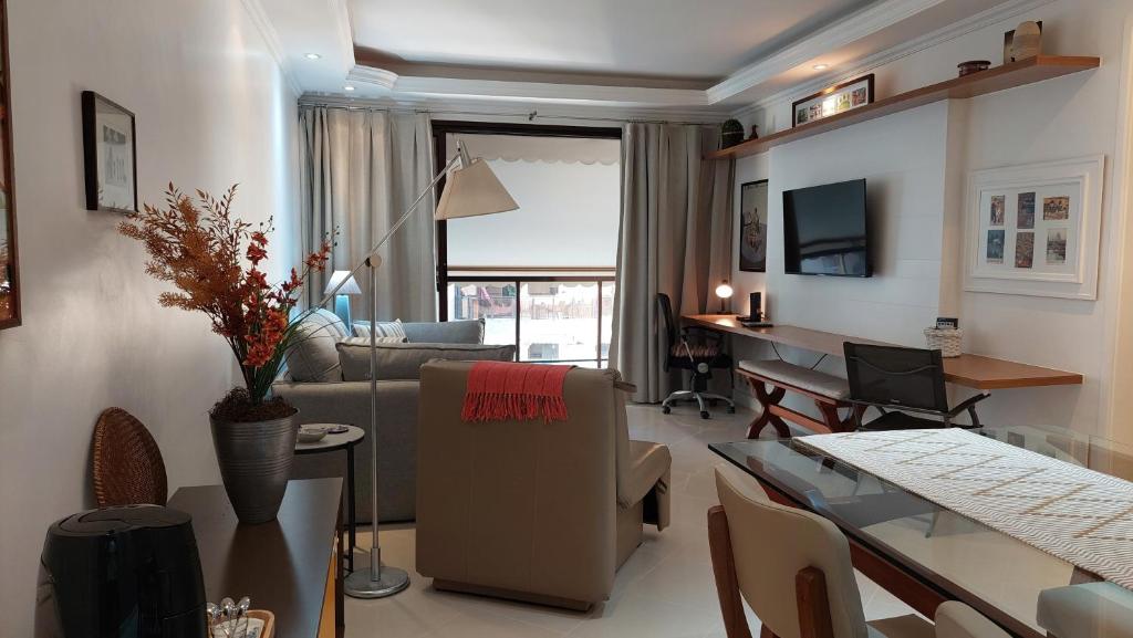 里约热内卢Apartamento aconchegante.的带沙发的客厅和用餐室