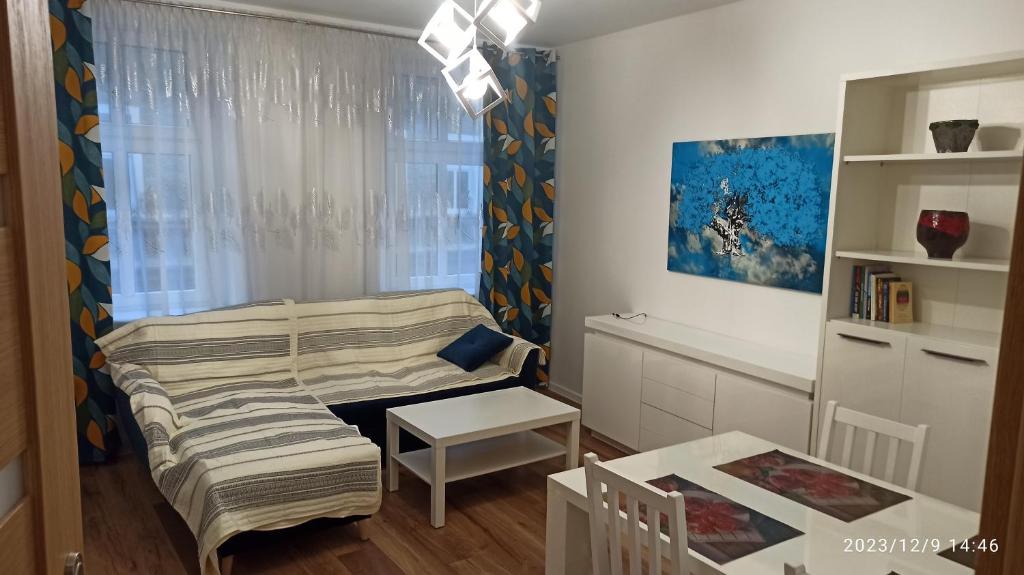什切青Luksusowy Apartament przy dworcu的客厅配有沙发和桌子