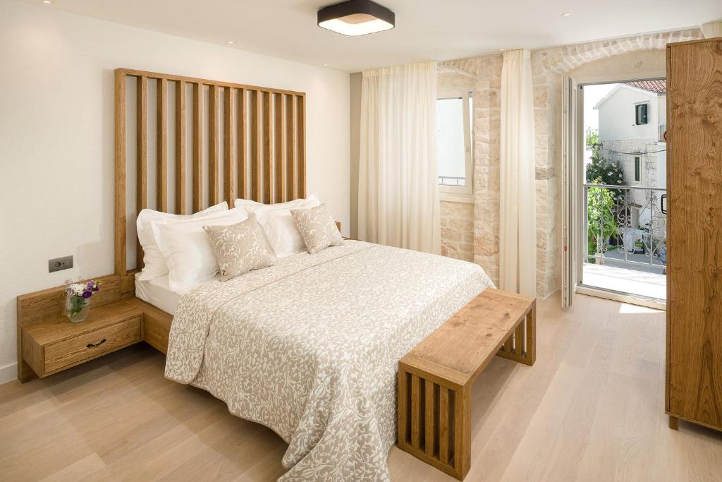 巴什卡沃达Villa Basca的一间卧室设有一张大床和一个窗户。
