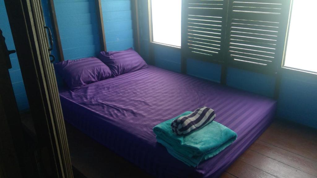 达叻府Crazy Monkey的带窗户的客房内的紫色床