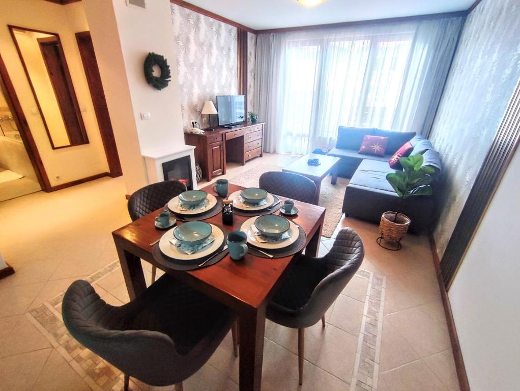 班斯科Private 1bedroom apartment in SPA Resort的客厅配有桌椅和沙发