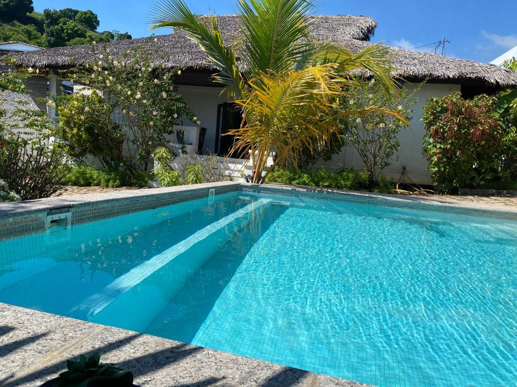 贝岛VILLABLANCA的房屋前的游泳池
