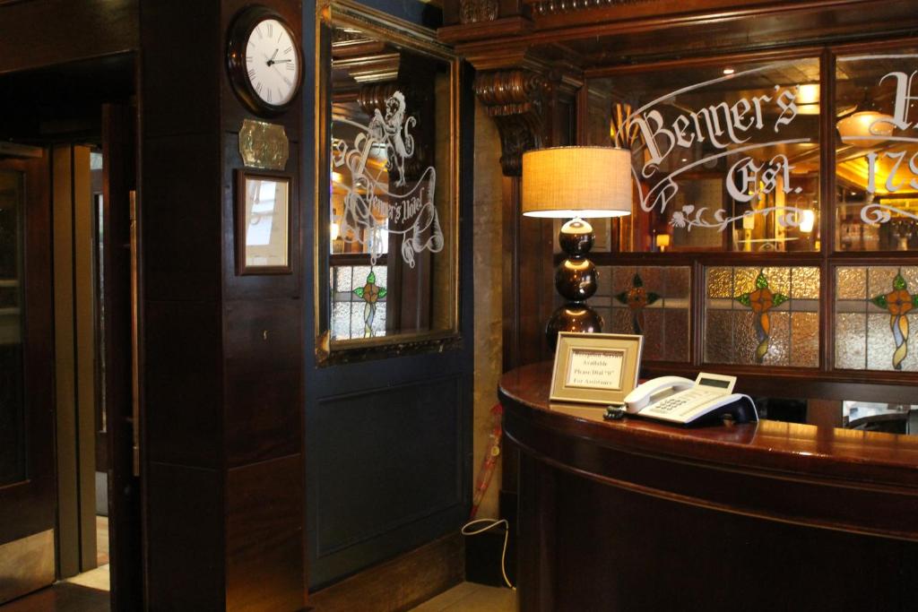 特拉利特拉利贝纳斯酒店的一间酒吧,配有时钟和一张带电话的书桌