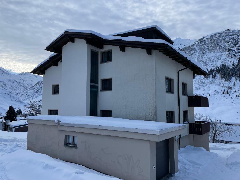 安德马特DG Russi Bella Vista的山地雪覆盖的房子