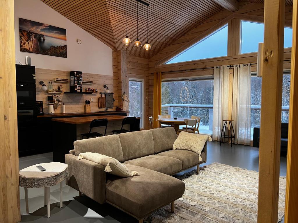 TeijoKiiski Home的客厅配有沙发和桌子