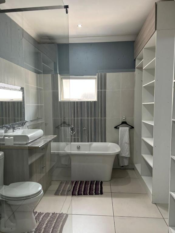 弗里尼欣Zii style guesthouse的带浴缸、卫生间和盥洗盆的浴室