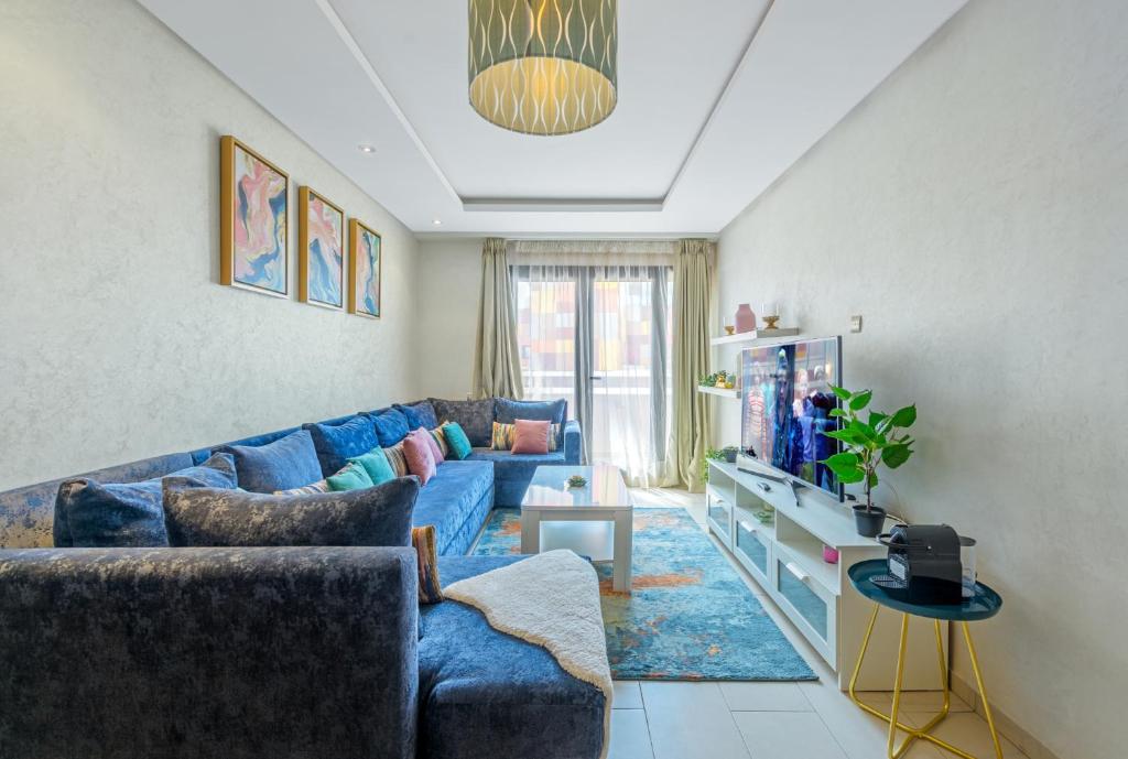卡萨布兰卡Urban Charm Delight的客厅配有蓝色的沙发和电视