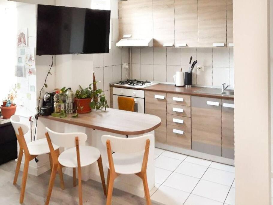 布加勒斯特Central Dream & Lounge的厨房配有桌子、椅子和桌子,厨房