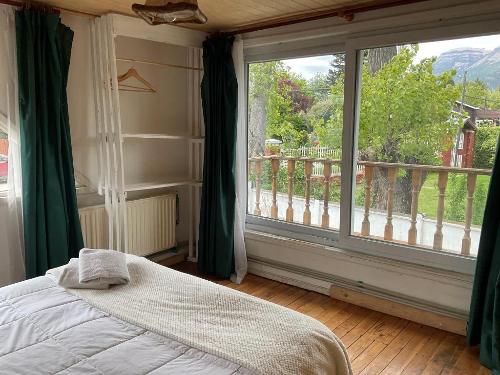 科伊艾科Casa Balmaceda Backpackers的一间卧室设有一张床和一个大窗户