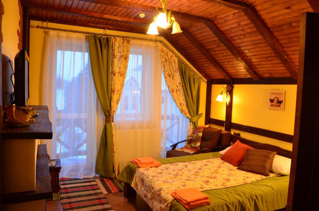 亚列姆切Fachwerk的卧室在窗户前配有一张床