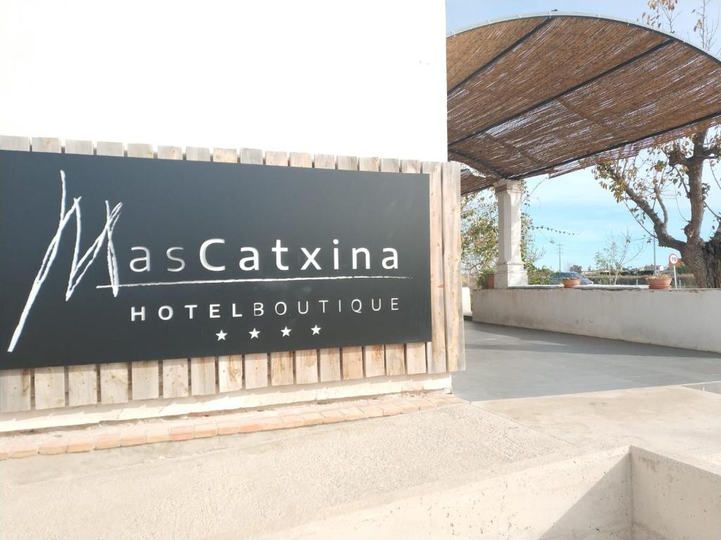 代尔特布雷MAS CATXINA Hotel Boutique 4 estrellas的马西尼博酒店浴室的标志