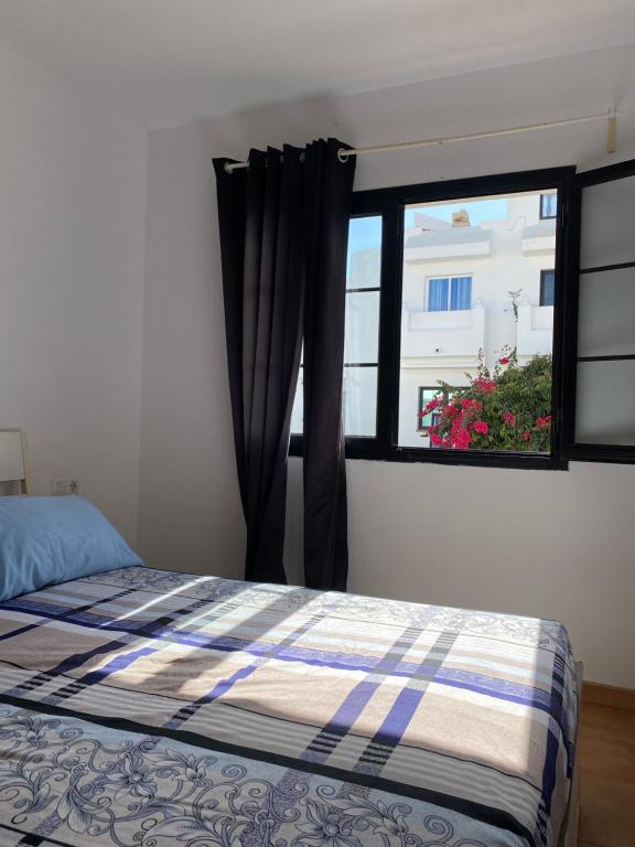 科拉雷侯弗雷沙旅舍的一间卧室设有一张床和一个窗口