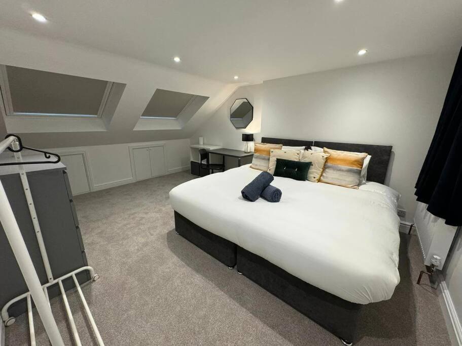 伦敦Modern 5 Bed near ExCel -Big Ben的卧室配有一张白色大床和一张书桌
