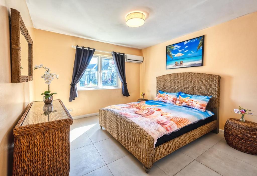 拿骚Apartment in downtown at the beach的一间卧室配有一张床、一张桌子和一个窗户。